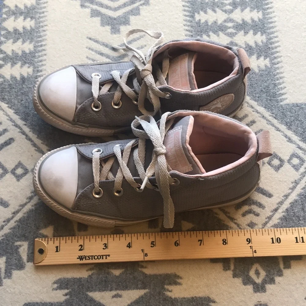 Youth converse all stars pink and grey